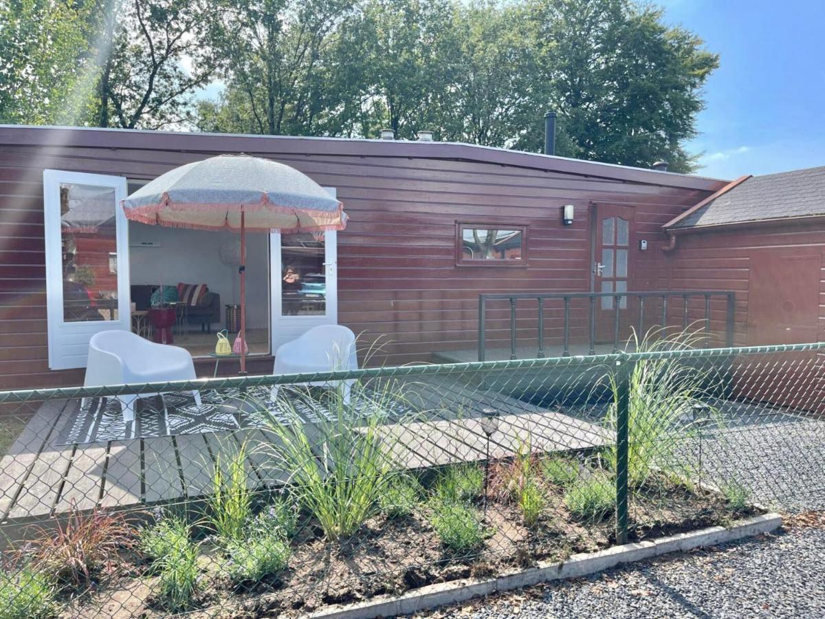 Gezellig Chalet Met 2 Slaapkamers En Zicht Op Het Water Erm Exterior photo
