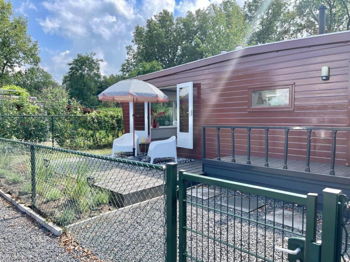 Gezellig Chalet Met 2 Slaapkamers En Zicht Op Het Water Erm Exterior photo