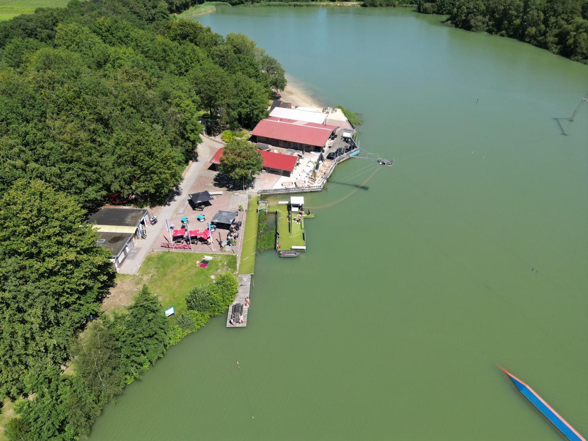 Gezellig Chalet Met 2 Slaapkamers En Zicht Op Het Water Erm Exterior photo